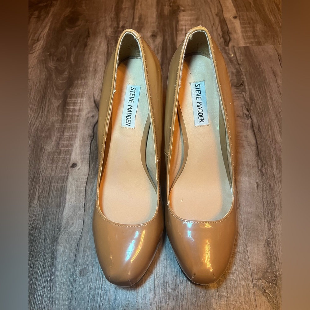 Steve Madden Patent Leather Pumps in Tan/Camel